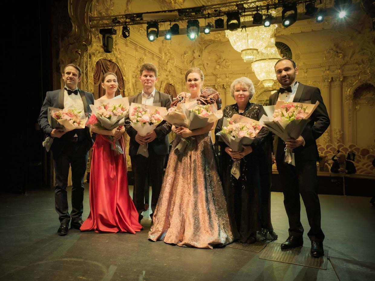 Слева направо: Виктор Коротич, Полина Шароварова, Александр Рубинов, Светлана Москаленко, Ольга Кондина, Шота Чибиров